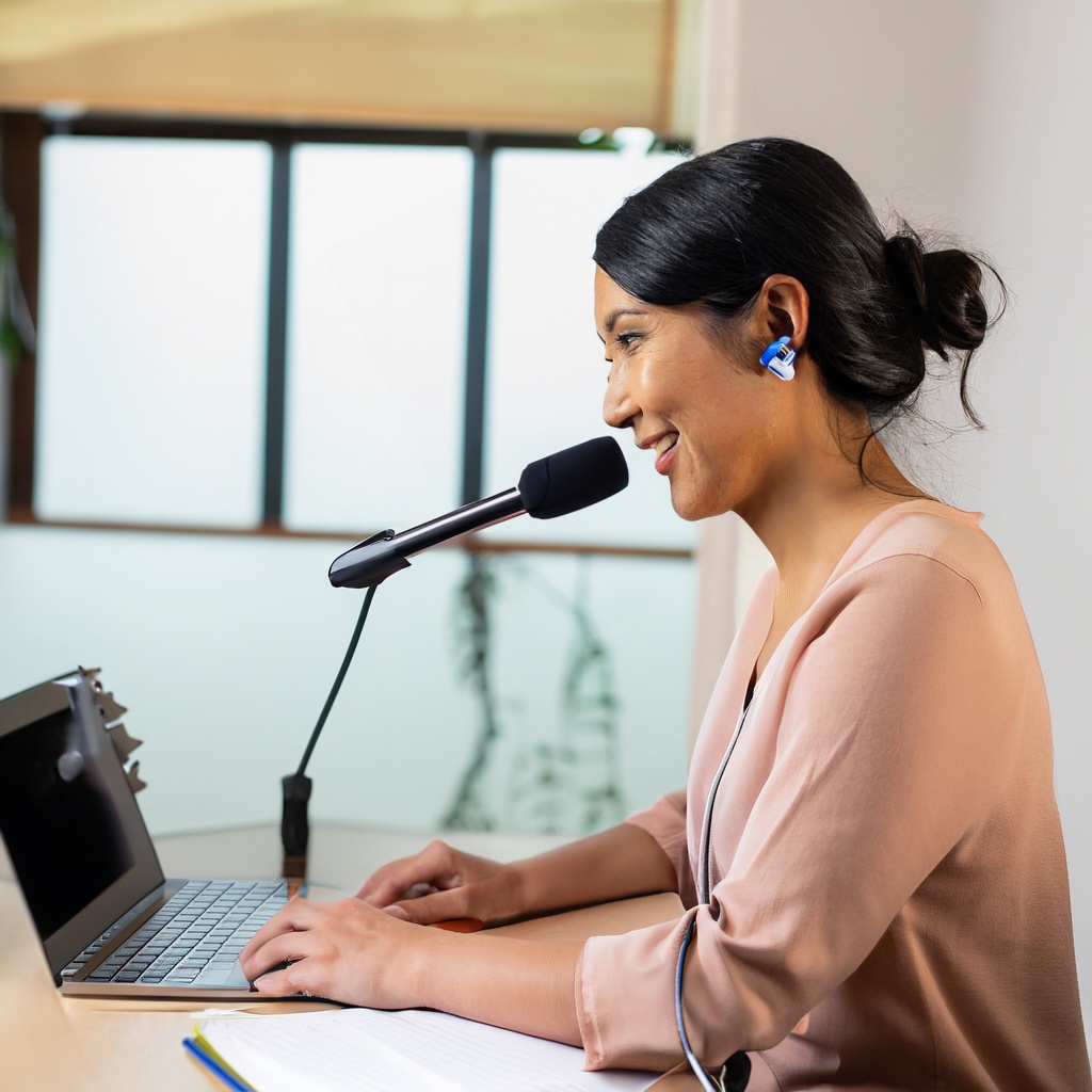 リモートワークをしている女性がパソコンでオンラインミーティングをしています